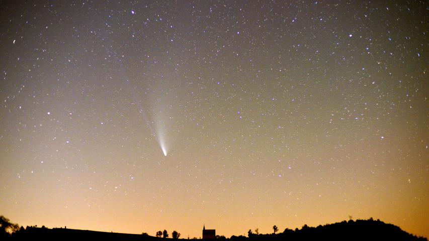 Der Komet Neowise über dem Walberla.