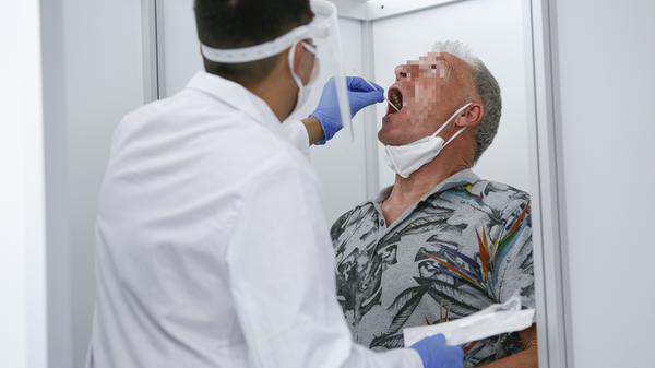 Nach dem ersten Ausbruch werden in Deutschland mehrere Wochen lang keine neuen Fälle bekannt. Bis zum 25. Februar 2020. Dann werden zwei Menschen in Baden-Württemberg und Nordrhein-Westfalen positiv getestet. Auch ein Oberarzt der Erlanger Uni-Klinik hat sich angesteckt, er hatte auf einem Kongress Kontakt zu einem Infizierten aus Italien. Am 28. Februar sind in Deutschland bereits über 30 neue Fälle bekannt.