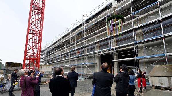 Bayerns Wissenschaftsminister Bernd Sibler (CSU) ist ebenfalls zufrieden: "Das ist eine gute Geschichte und passt alles zusammen, wir bieten der FAU damit eine wichtige Perspektive und machen deutlich, dass wir alle Bereiche der Wissenschaft fördern." Die Uni könne jetzt die Ernte der jahrelangen Bemühungen einfahren.