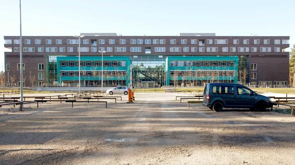 Das zweite Chemikum im Erlanger Süden für die Anorganische Chemie soll bis 2028 fertig sein. 200 Millionen Euro sind dafür veranschlagt. Ein Generalunternehmer übernimmt Planung und Umsetzung, damit der Bau schneller und reibungsloser gelingt als beim ersten Chemikum gegenüber, das wegen Baumängeln anfangs lange leerstand. Außerdem bekommt die Technische Chemie bis 2026 einen Neubau auf dem Südgelände.