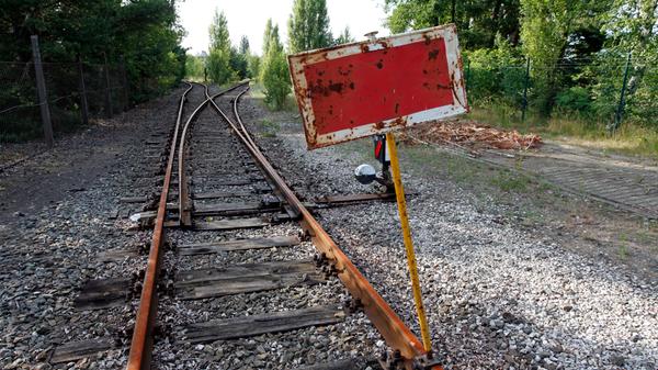 Die Technische Universität Nürnberg soll zum 1. Januar 2021 formell gegründet werden. "Dann wollen wir Personen an der Spitze sitzen haben", sagt Sibler. Im Laufe des Jahres soll es erste Online-Kurse für Studenten geben. "Wir wollen nicht nur bauen, sondern auch in Erscheinung treten", erklärt der Minister. Der Planungsauftrag für ein Gebäude des Gründungspersonals ist erteilt. Auch die ersten Professuren werden 2021 besetzt. Ursprünglich sollte der reguläre Studienbeginn 2025 starten. Nun ist für das Wintersemester 2023/2024 der Beginn eines ersten Master-Studienprogramms geplant.
