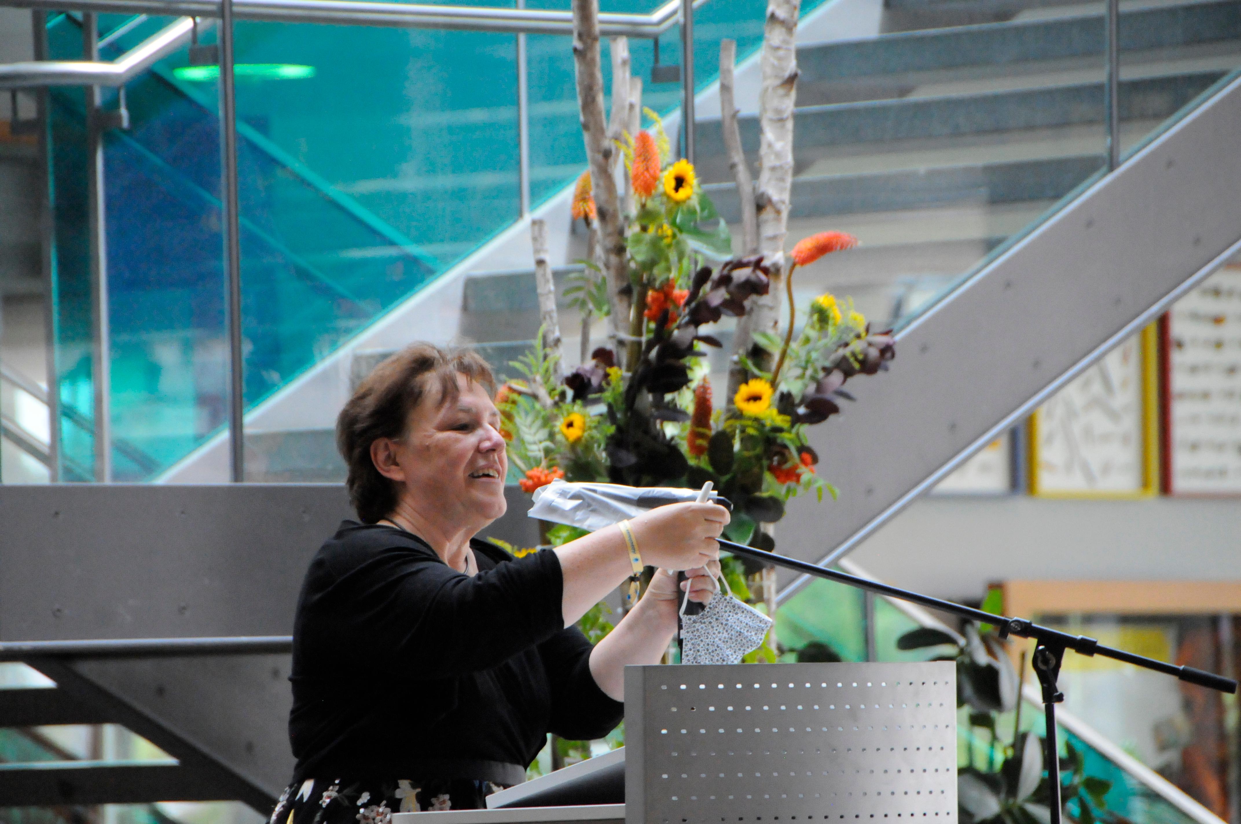 Lehrerin Anna Sperber verhütet Virusübertragungen.