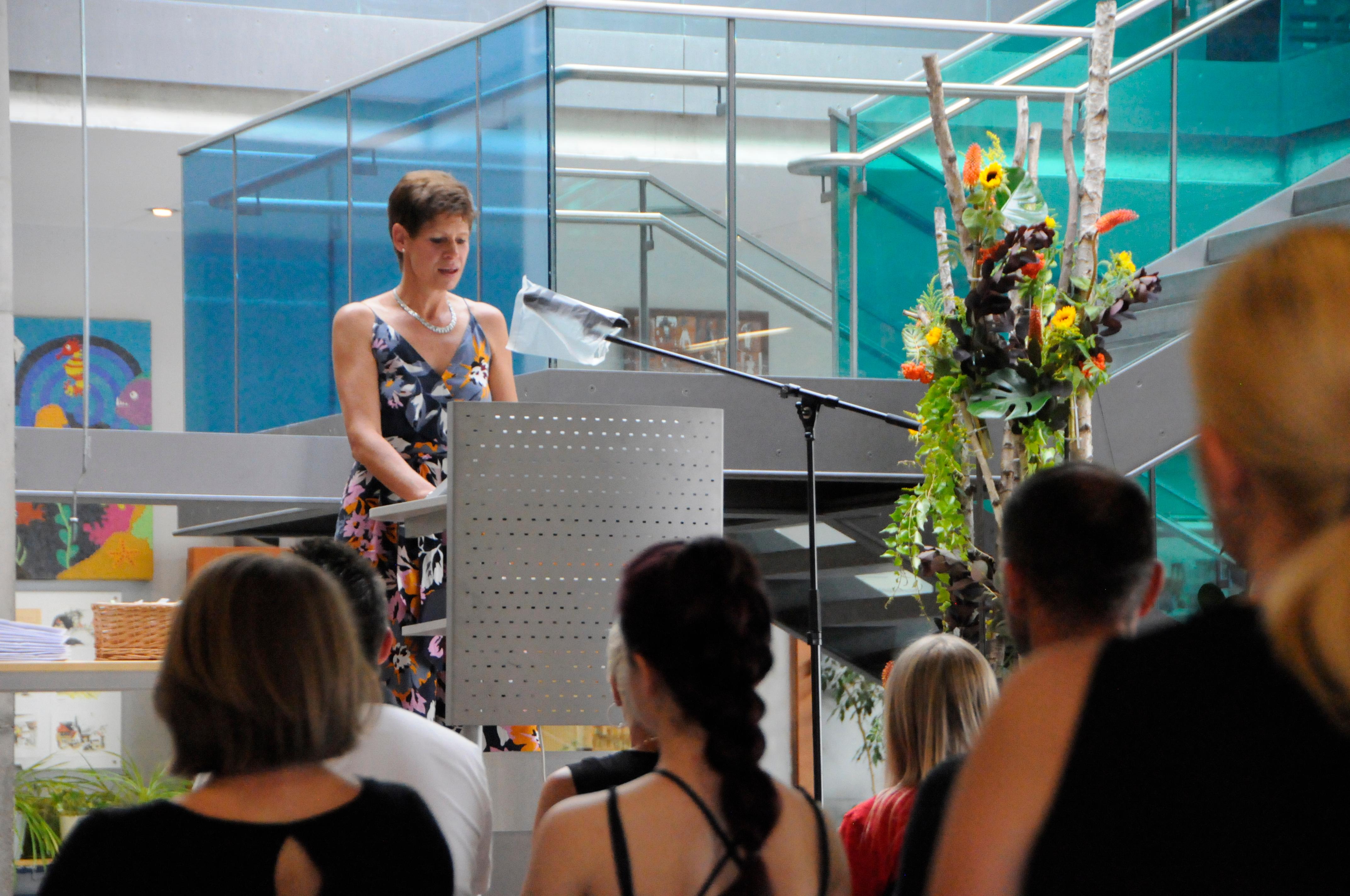 Elternbeiratsvorsitzende Sonja Lang freut sich mit den Schülerinnen und Schülern.