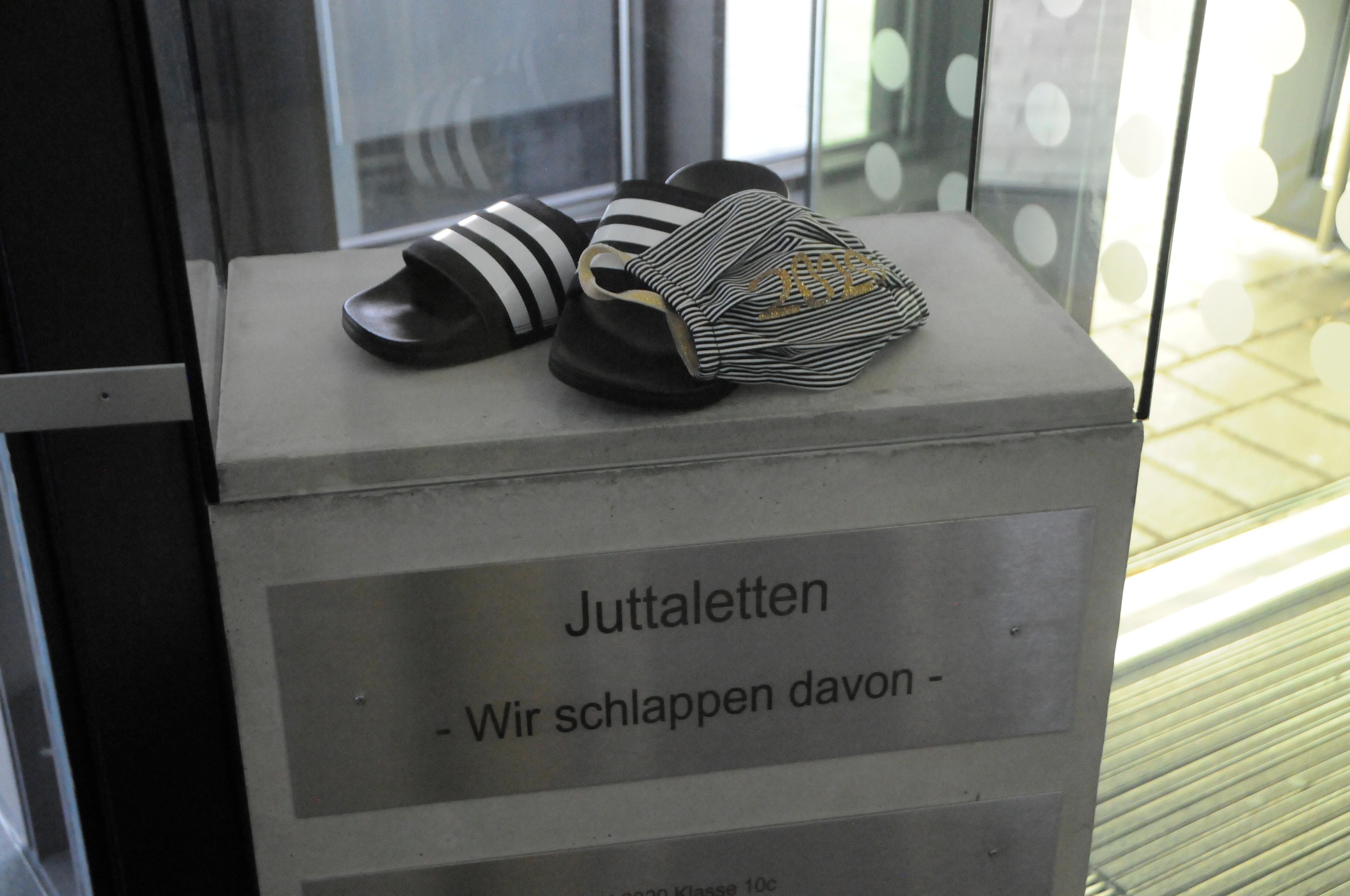 Ein Geschenk des Jahrgangs für Jutta Romeis: Juttaletten mit Maske als Museumsexponat.  