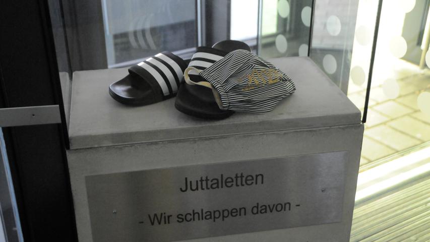 Ein Geschenk des Jahrgangs für Jutta Romeis: Juttaletten mit Maske als Museumsexponat.
  