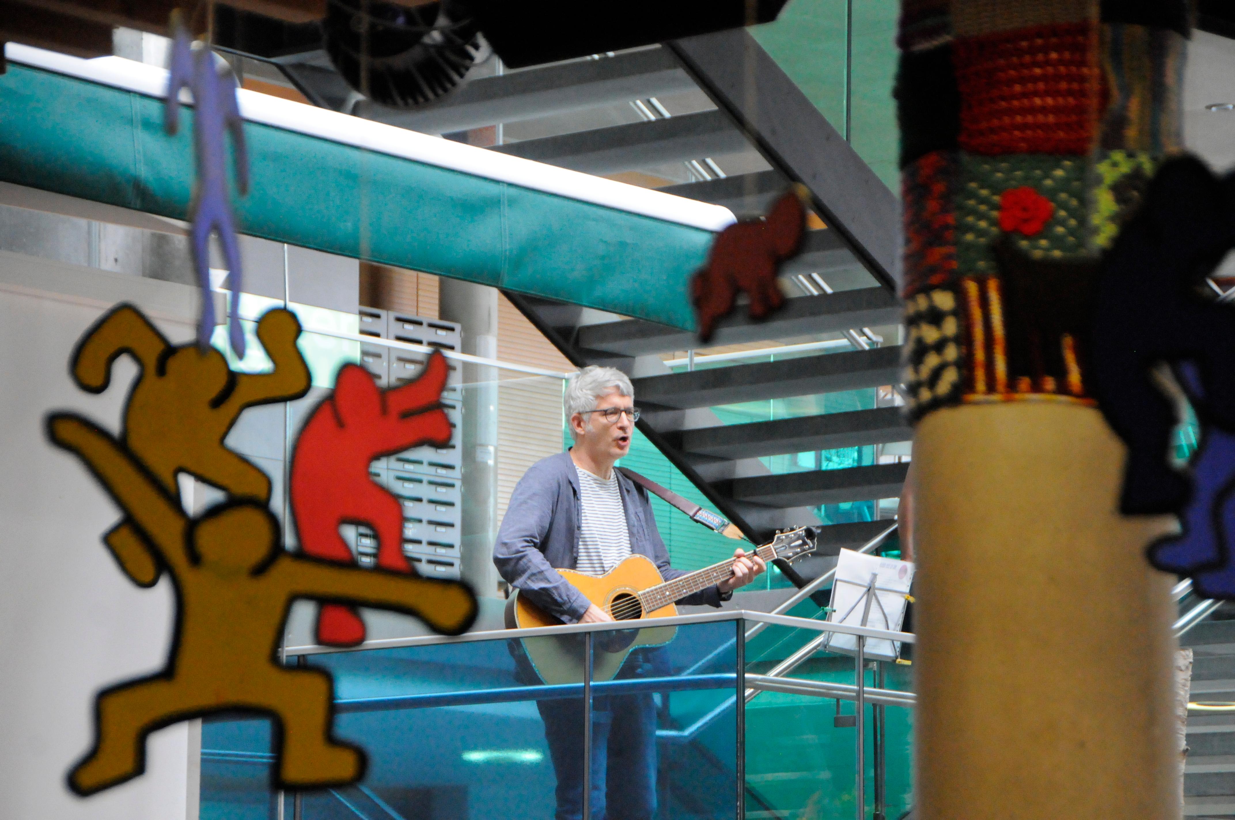 Das Lied des Tages: "Always Look on The Bright Side of Life", gespielt von Michael Beigel.