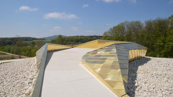 Das beschauliche Wassertrüdingen mit seinen knapp über 6000 Einwohnern begeisterte 2019 mit einer großen Gartenschau. Dafür wurden extra zwei neue Parkanlagen geschaffen. Highlight im Klingenweiherpark ist neben einem Erlebnisspielplatz für die Kleinen und einem Gartenmarkt der fast ein kilometerlange Goldene Weihersteig aus goldfarbenen Blechen, der sich durch den gesamten Landschaftspark schlängelt. Von dort lässt sich die unberührte Natur am besten beobachten. Tümpel, Wiesen und Gebüsche bieten den perfekten Lebensraum für Insekten und Amphibien.