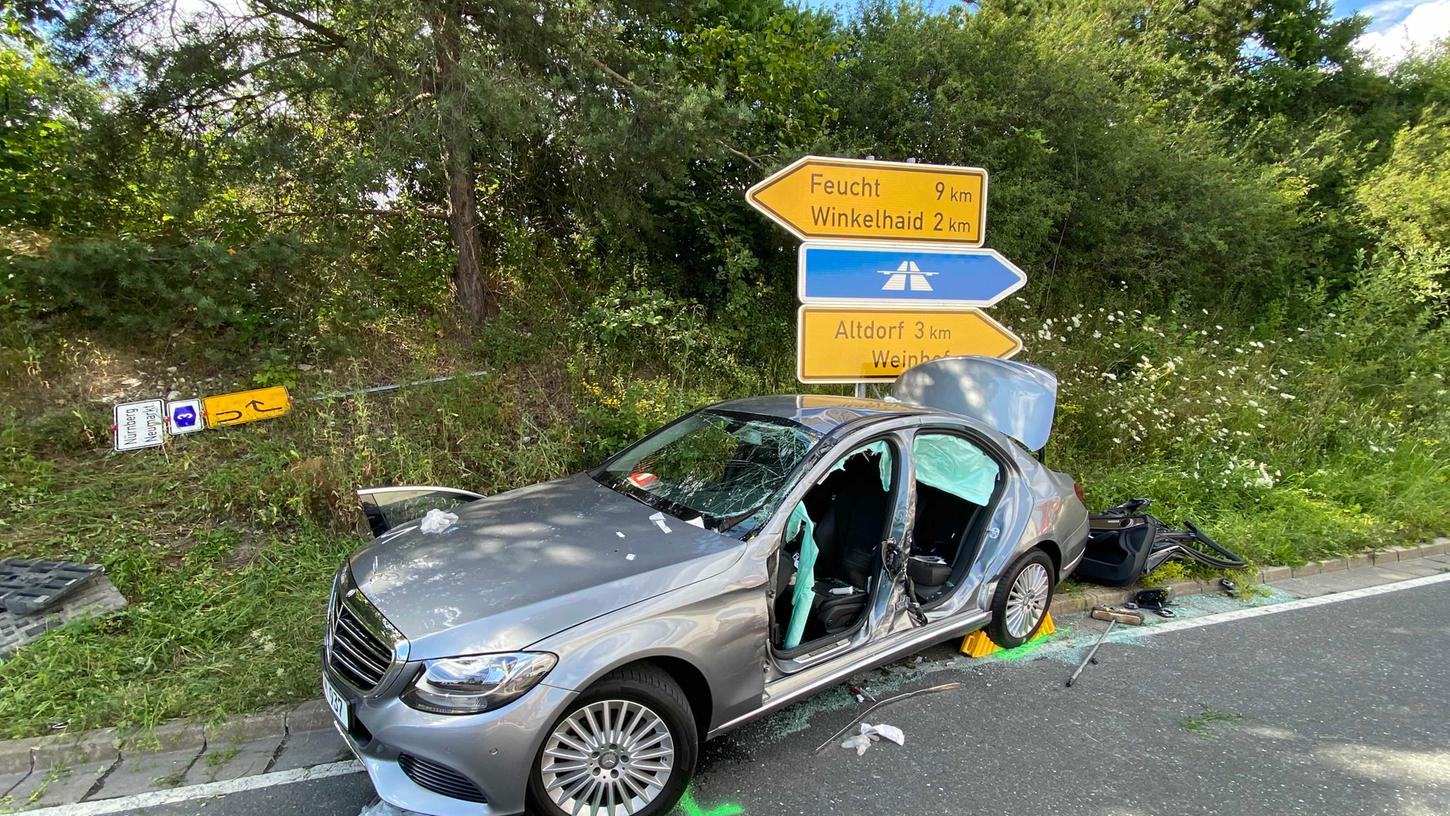 Die Insassen des Mercedes kamen mit schweren Verletzungen in ein Krankenhaus. Die Insassen des Mercedes kamen mit schweren Verletzungen in ein Krankenhaus.