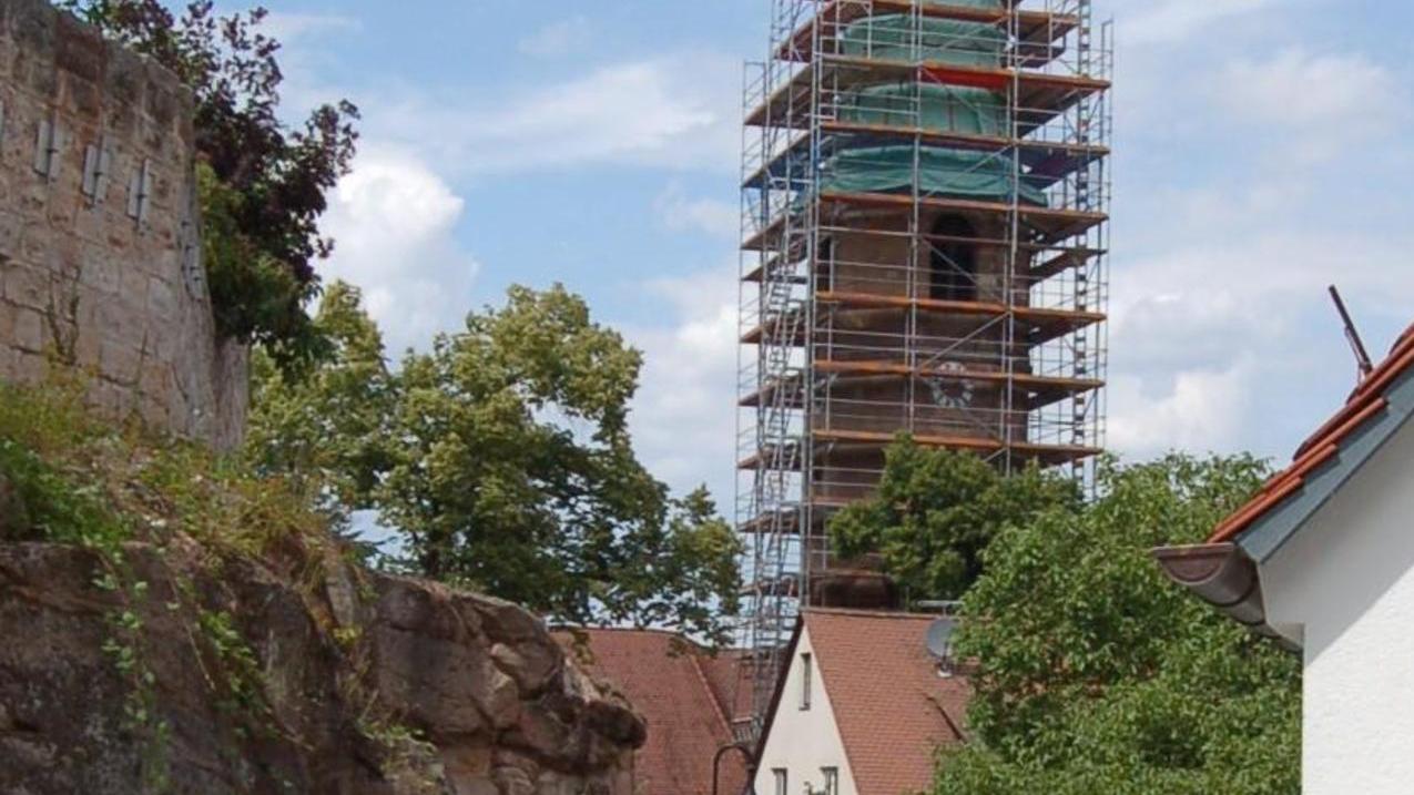 Cadolzburger Kirchturm-Silhouette trägt Gerüst