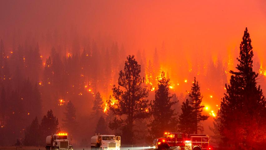Kalifornien brennt wieder: Das Feuer in Susanville ist dabei so heftig, dass es eigene Wetterphänomene generiert. Die Feuerwehr kämpft nicht nur gegen Flammen, sondern muss gleichzeitig Hagel, Donner und gefährliche Windhosen über sich ergehen lassen.