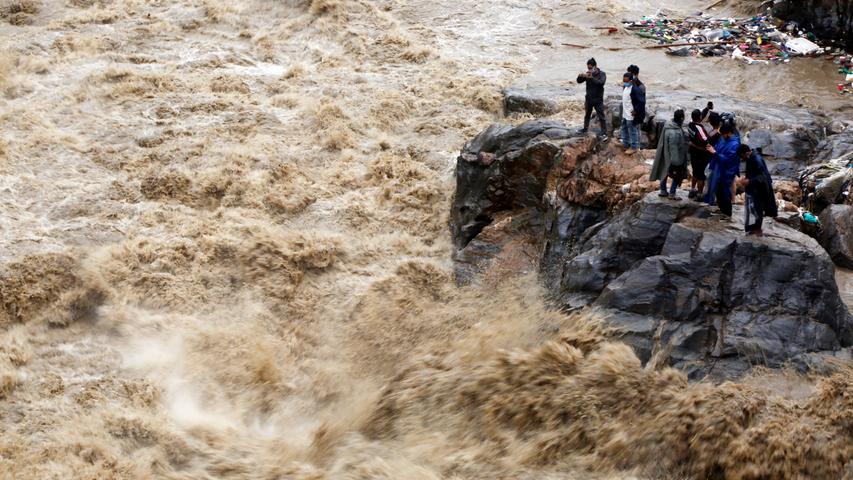 Heftiger Monsunregen hat in Nepal, Indien und Bangladesch mehr als 200 Menschen das Leben gekostet und Tausende obdachlos gemacht. Auch dieser Fluss in Nepal ist durch den Regen gefährlich stark angestiegen.