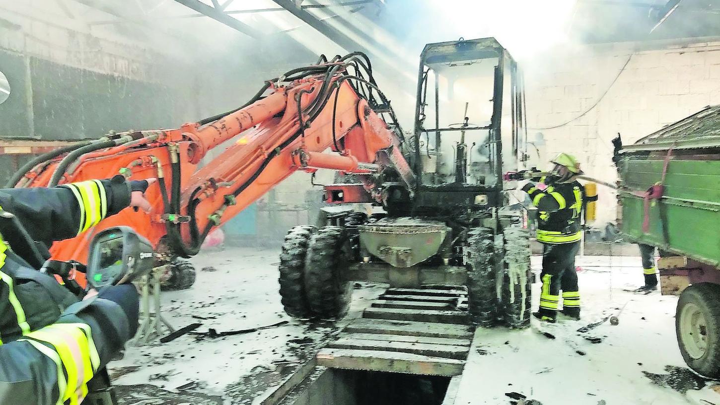 Steppach: Bagger fängt in Werkstatt Feuer