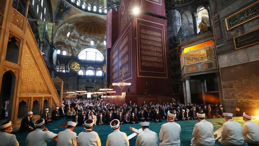 Nach der Umwidmung der Hagia Sophia in eine Moschee machten sich Hunderttausende Muslime auf, um am traditionellen Freitagsgebet teilzunehmen. Das Bauwerk war einst die größte Kirche der frühen Christenheit, nach der Eroberung von Konstantinopel von 1453 bis 1931 dann Moschee, unter Republikgründer Mustafa Kemal Atatürk wurde es schließlich zum Museum.