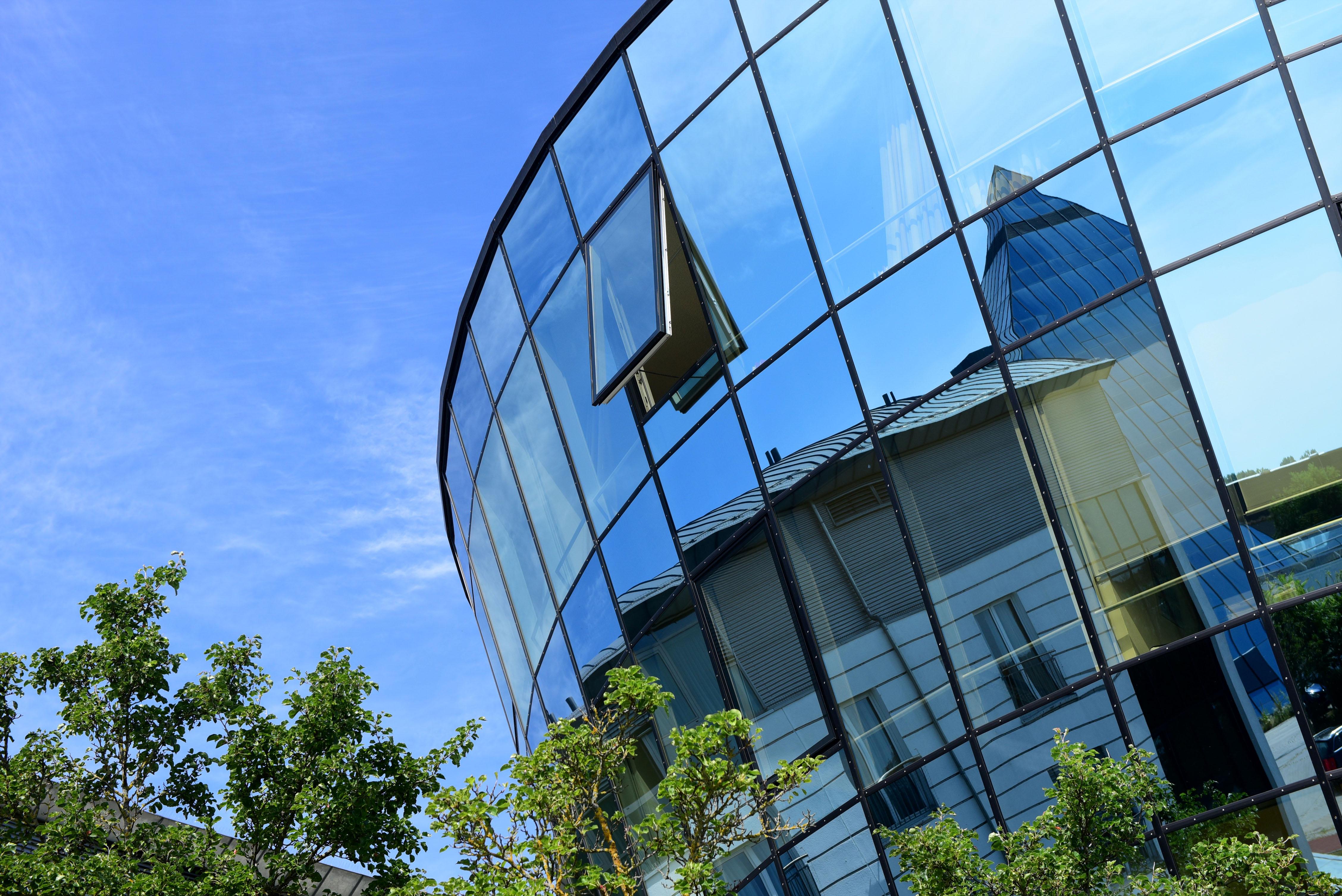 Die EuromedClinic gerät unter Druck, als ihr im Jahr 2004 Beamte als Patientengruppe wegbrechen. Da sie noch eine Privatklinik ist, bleibt ihr nur ein relativ kleiner Patientenkreis.