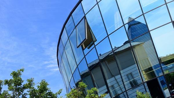 Die EuromedClinic gerät unter Druck, als ihr im Jahr 2004 Beamte als Patientengruppe wegbrechen. Da sie noch eine Privatklinik ist, bleibt ihr nur ein relativ kleiner Patientenkreis.