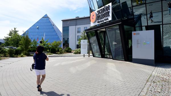 Im Juli 2020 wird bekannt, dass die Schön-Klinik Ende Oktober schließt. Auch Fürths Stadtspitze wird davon kalt erwischt. Die Klinik-Verantwortlichen verweisen auf die "wirtschaftliche Situation" und "fehlende Wachstumsoptionen".