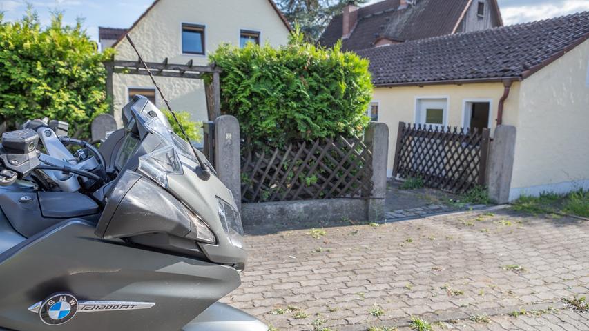Tödlicher Unfall in Erlangen: Motorradfahrer prallt gegen Gartenzaun