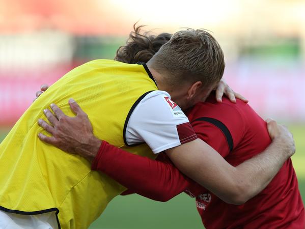 Viel Herzblut und große Emotionen: Hanno Behrens und Enrico Valentini nach der Rettung in der Relegation.
