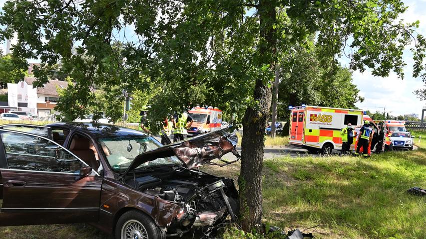 Sechs Verletzte: Auto nach Frontalkollision gegen Baum gedrückt
