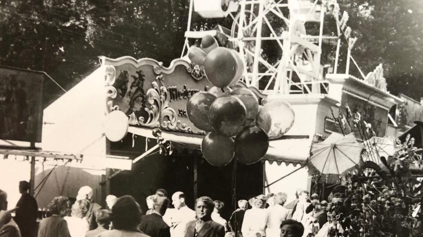 Das Symbol für das Annafest Forchheim darf sich dieses Jahr nicht drehen: das Riesenrad "Orion". Es übersommert bis zu seinem nächsten Auftritt in einer Halle an der Lände in Forchheim und befindet sich in Gesellschaft mit anderen Schausteller-Buden der Familie Michael Drliczek. Wir haben hinter die Kulissen geblickt. Das Bild zeigt das noch kleine Riesenrad im Annafest-Jahr 1953.