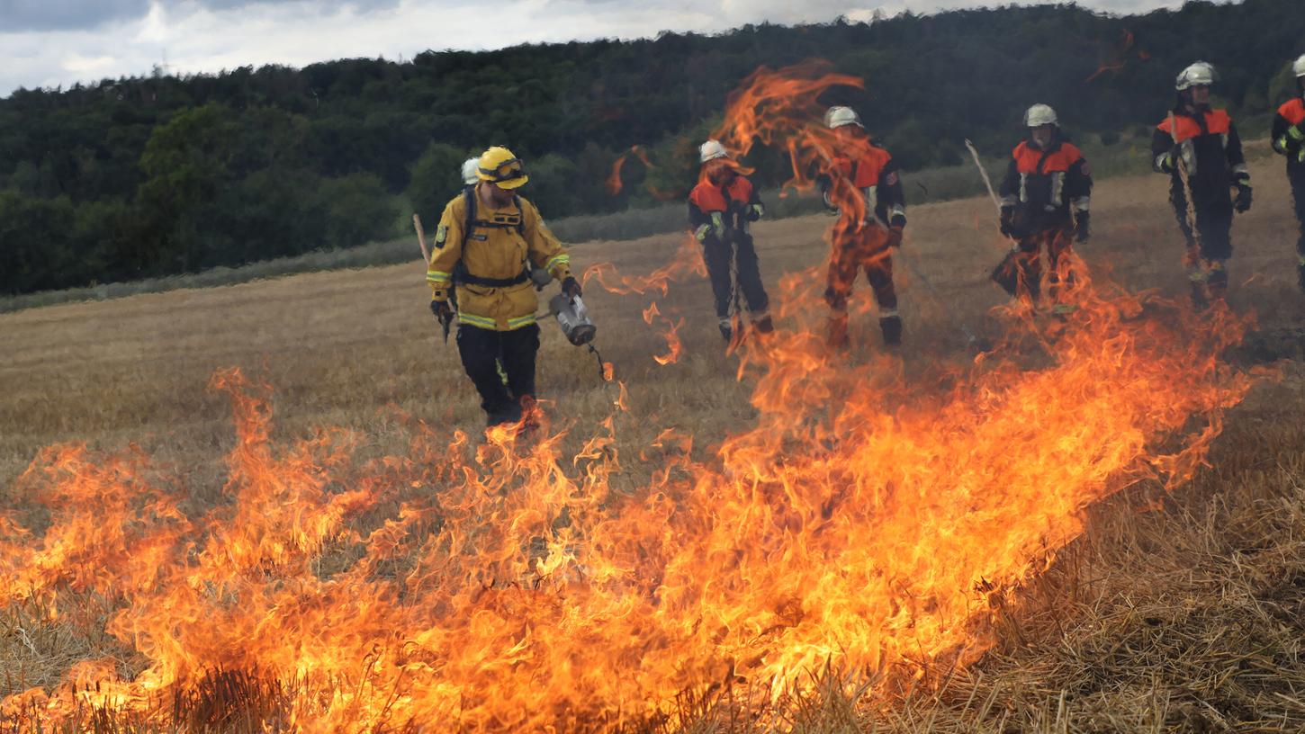 Schon mehrmals in diesem Sommer haben Heuballenpressen Feuer gefangen und Felder in Brand gesetzt. Das Bild zeigt die Feuerwehr Kirchehrenbach, die das Szenario eines Flächenbrandes im Sommer geprobt hat.