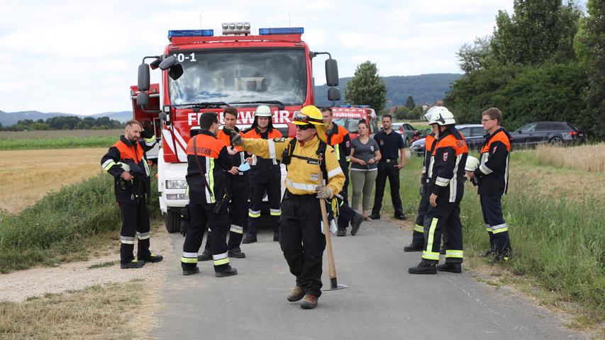 Lodernde Flammen: Feuerwehr Kirchehrenbach übt Löschen eines Flächenbrands