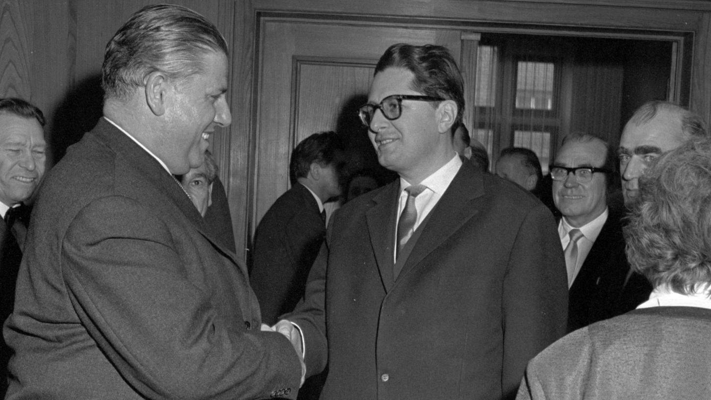 1965: Nürnbergs OB Dr. Andreas Urschlechter (links) begrüßt Münchens OB Dr. Hans- Jochen Vogel.