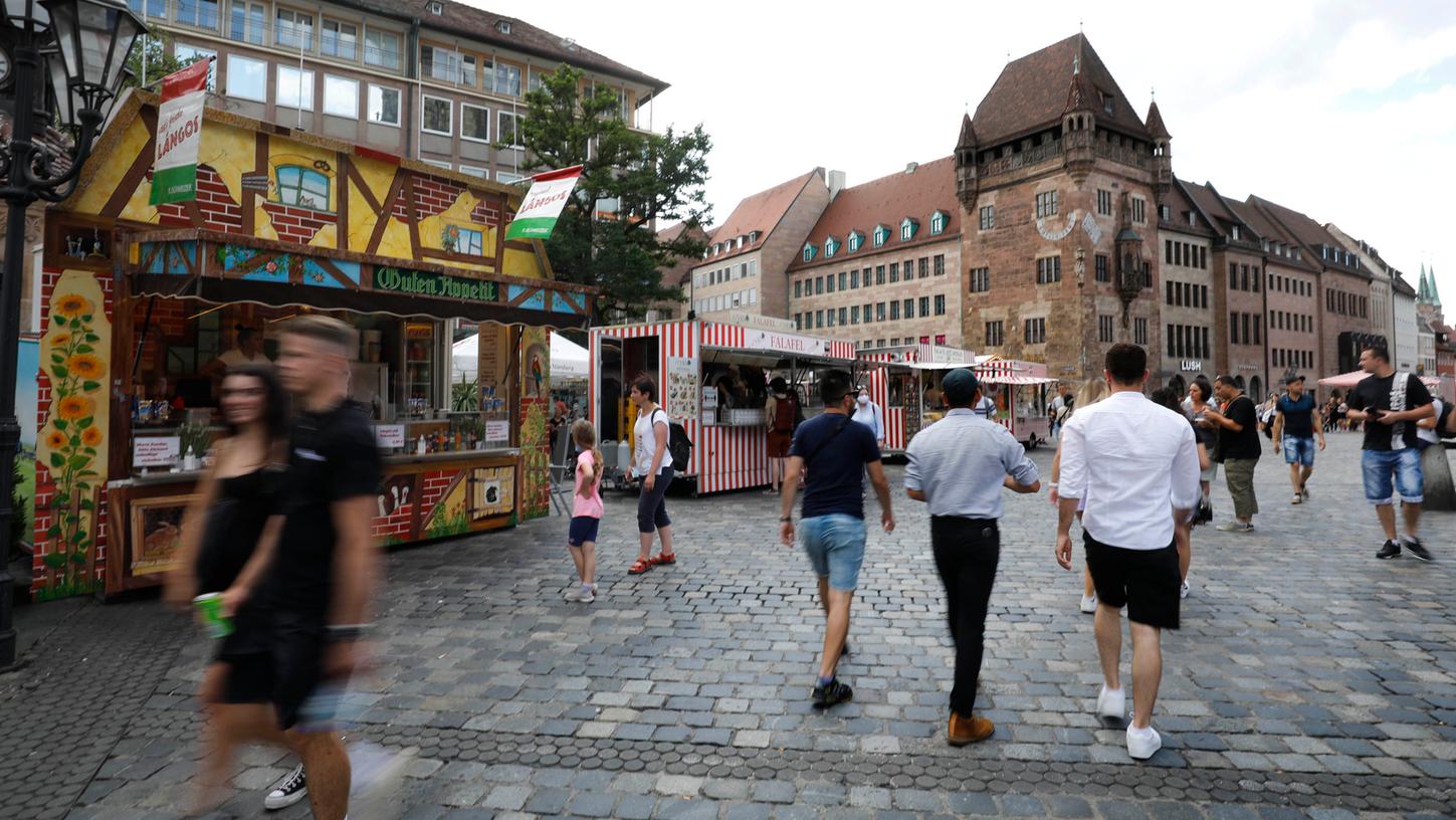 Wegen der "Nürnberger Sommertage" stehen die Marktleute außerplanmäßig unter anderem vor der Lorenzkirche. Das hat auch Auswirkungen auf die Gastronomie. So klagt der Wirt des "Nassauer Kellers" (li. im Bild) über zu viel Enge und Konkurrenz.