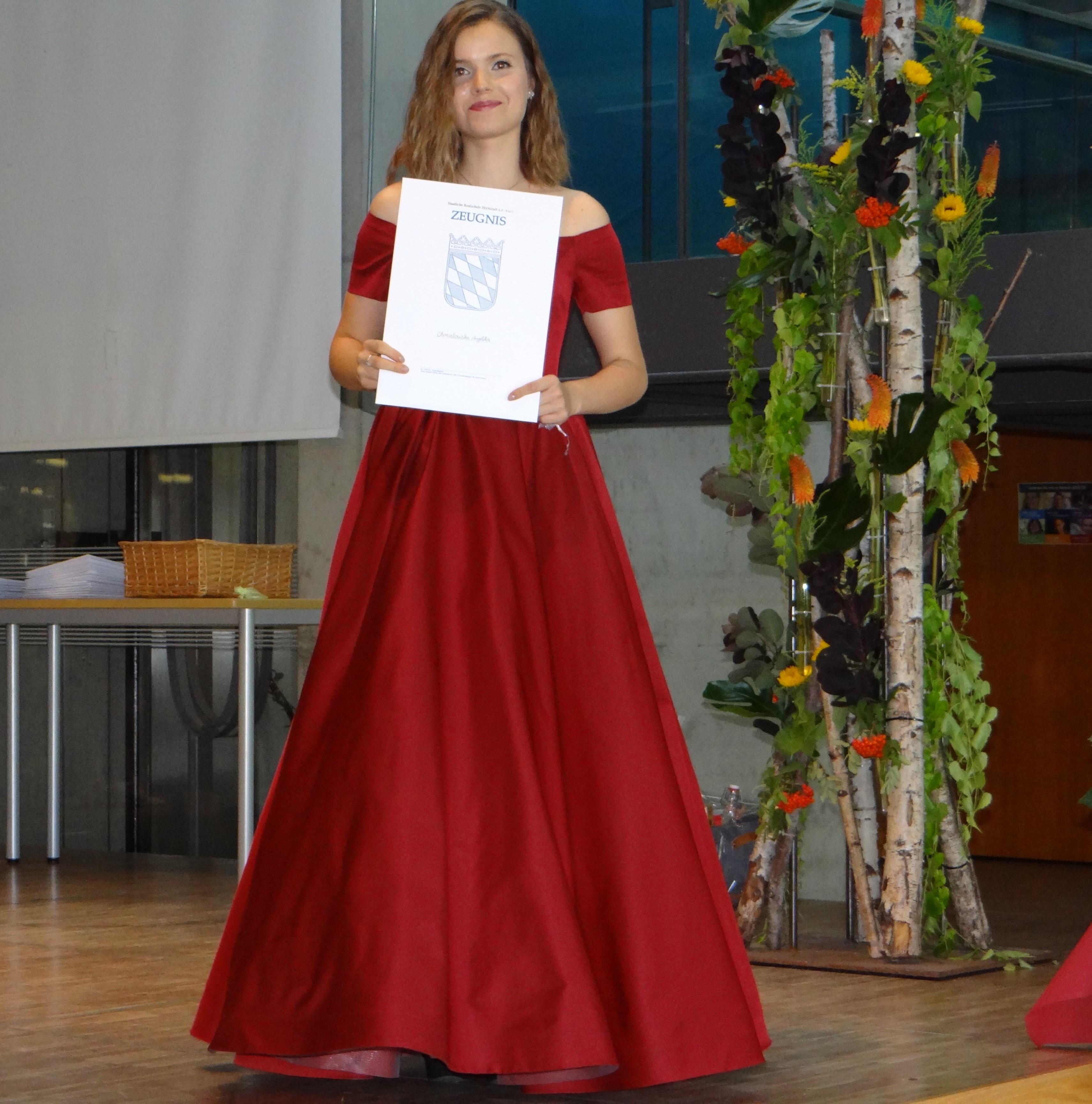 Schulbeste und natürlich auch Beste in Bayern:  Angelika Chmielowska von der 10f mit Note 1,0.