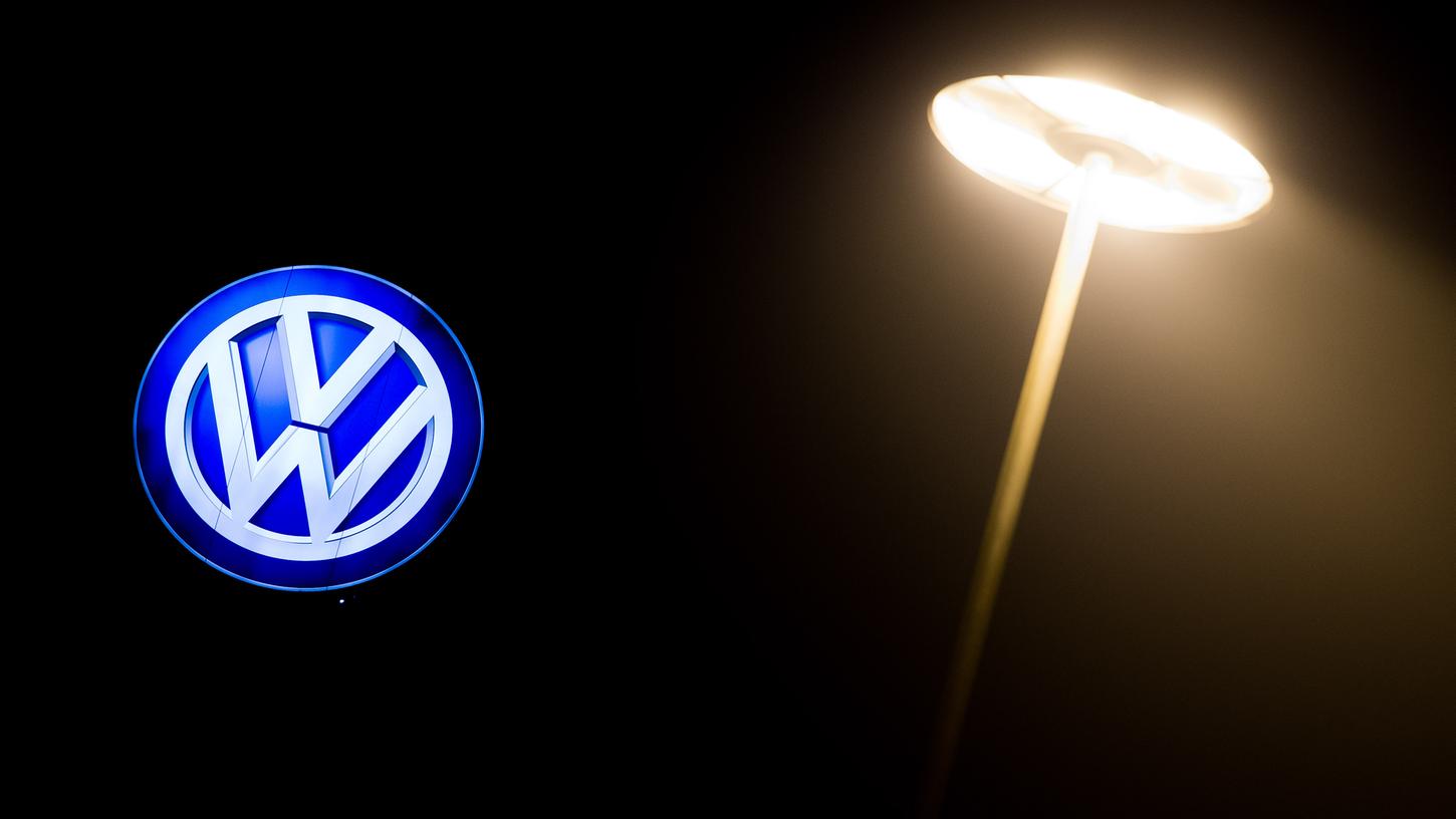 VW hat wieder Ärger mit dem Bekanntwerden von vertraulichen Interna: Der Konzern sucht derzeit nach einem Spitzel aus den eigenen Reihen, der Gespräche einer Arbeitsgruppe mitgeschnitten hat.