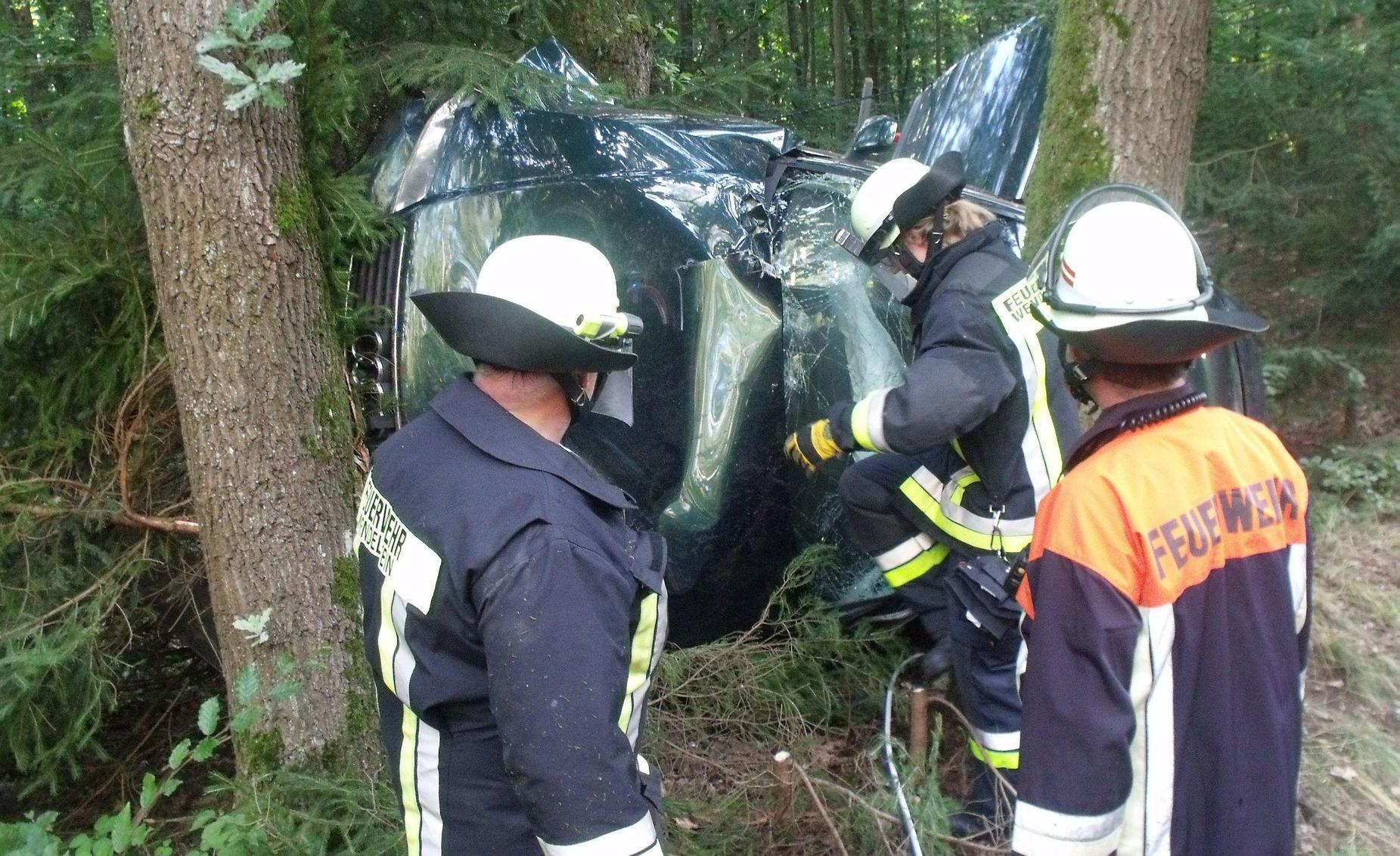 pkw landet nach unfall bei wendelstein auf der seite wendelstein sperberslohe nordbayern