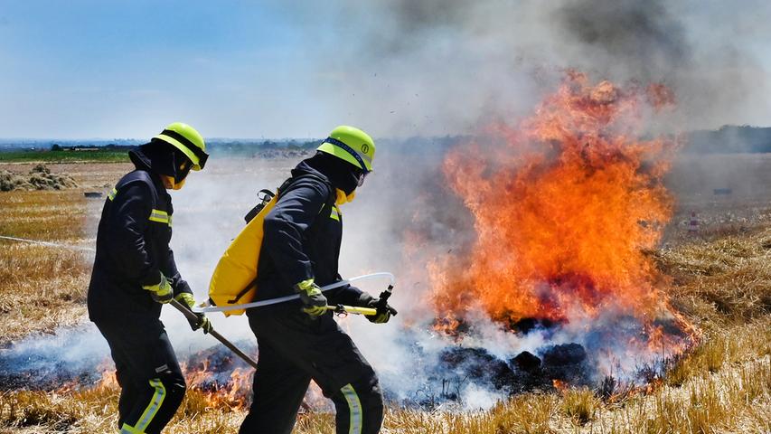 Ein paar im wahrsten Sinn des Worts heiße Übungseinheiten in Sachen Wald- und Vegetationsbrand haben Erlanger Feuerwehrleute hinter sich gebracht. Mit der Sommerhitze und anhaltenden Trockenheit steigt die Gefahr.