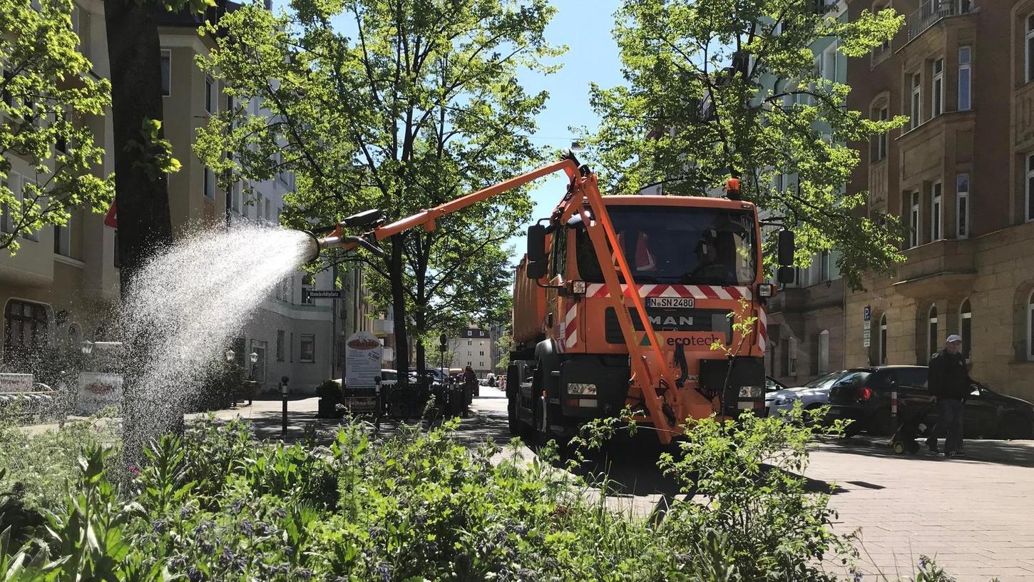 Wässerfahrzeuge werden für die natürliche Klimaanlage der Stadt künftig noch häufiger im Einsatz sein: Jungbäume sollen länger intensiv gepflegt werden.