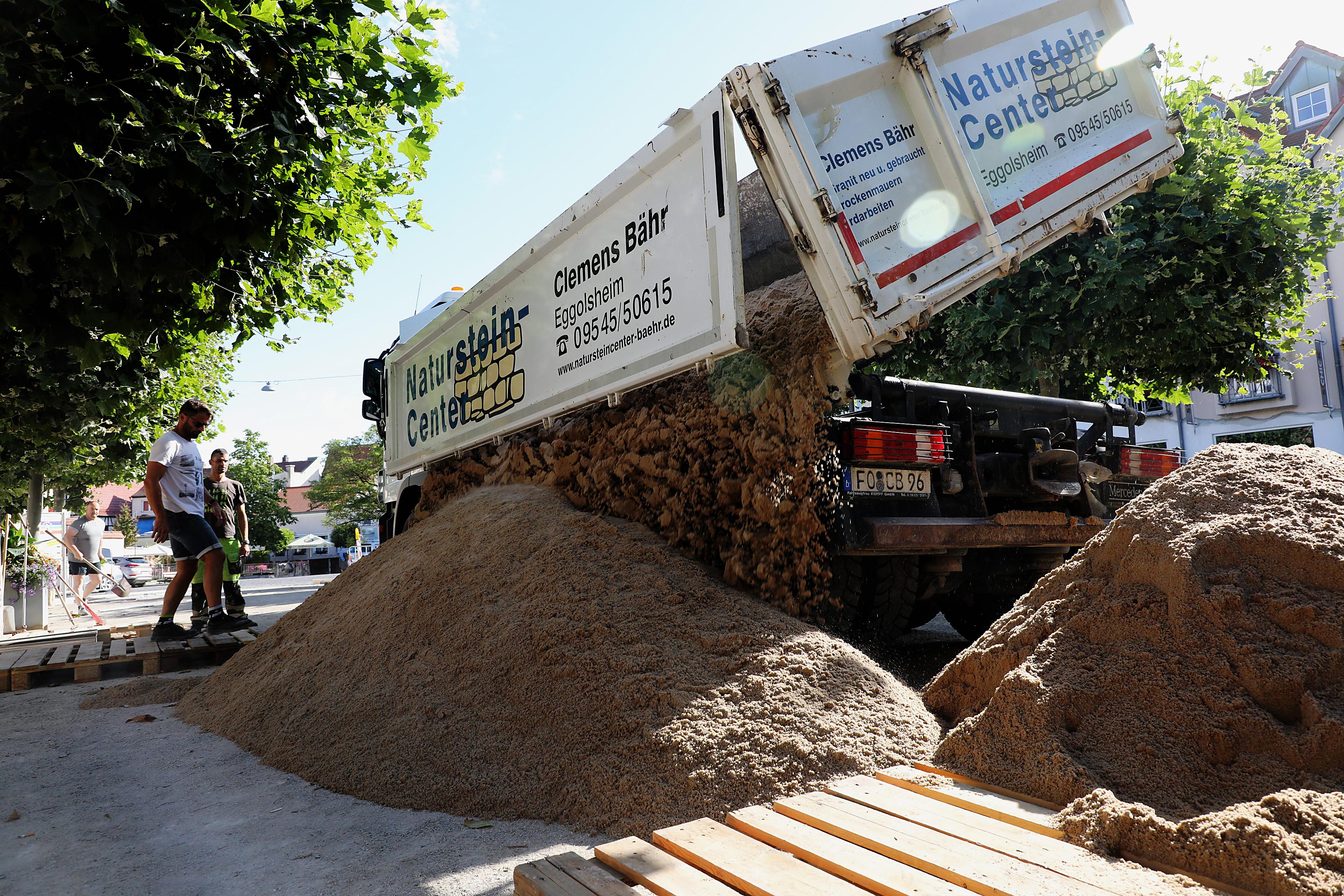 ...lasterweise Sand bedeckt nach und nach den Forchheimer Marktplatz.