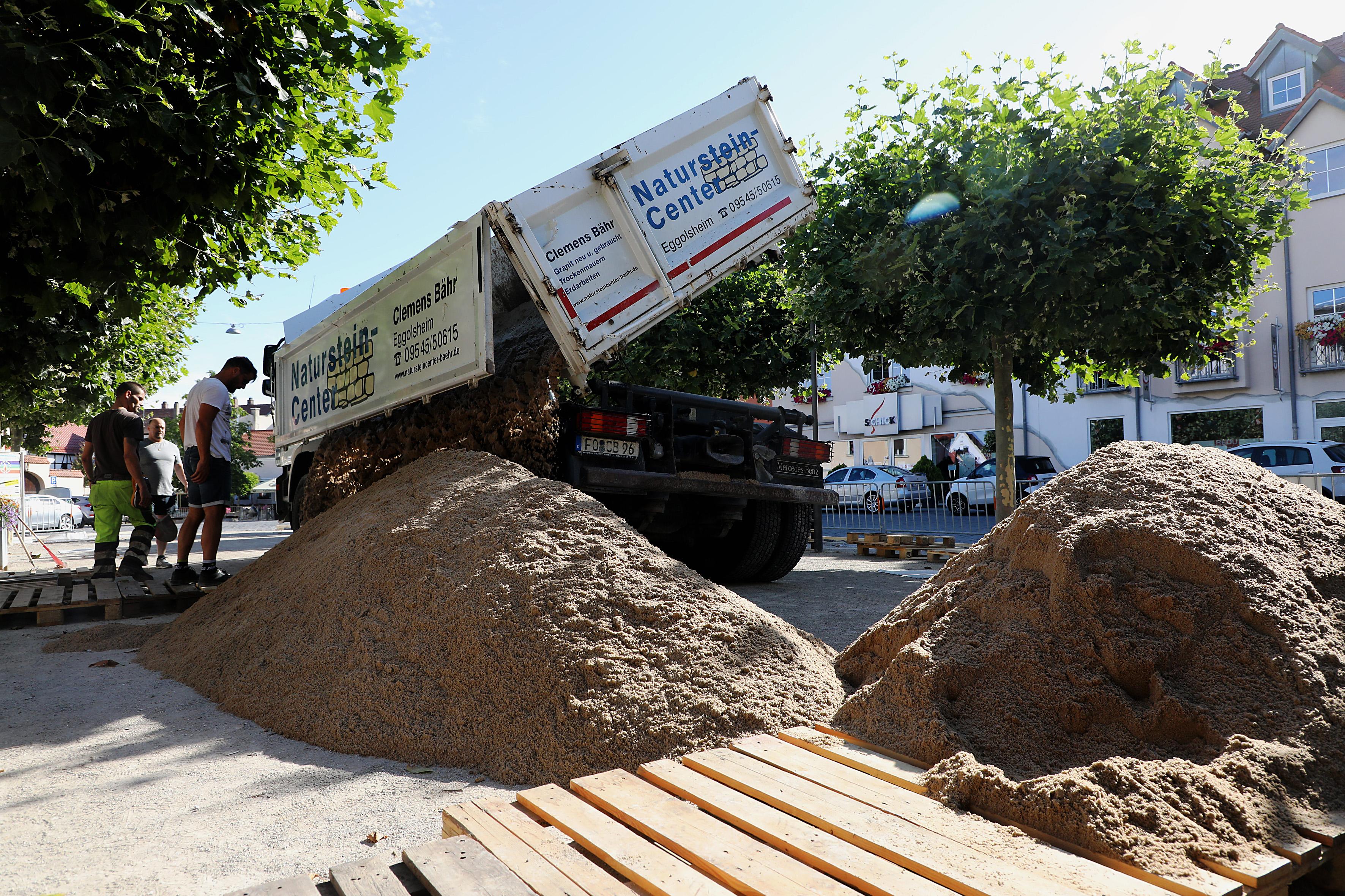 Am Ende sollen es rund 80 Tonnen sein, die Urlaubs-Flair auf dem "Säumarkt" verbreiten.