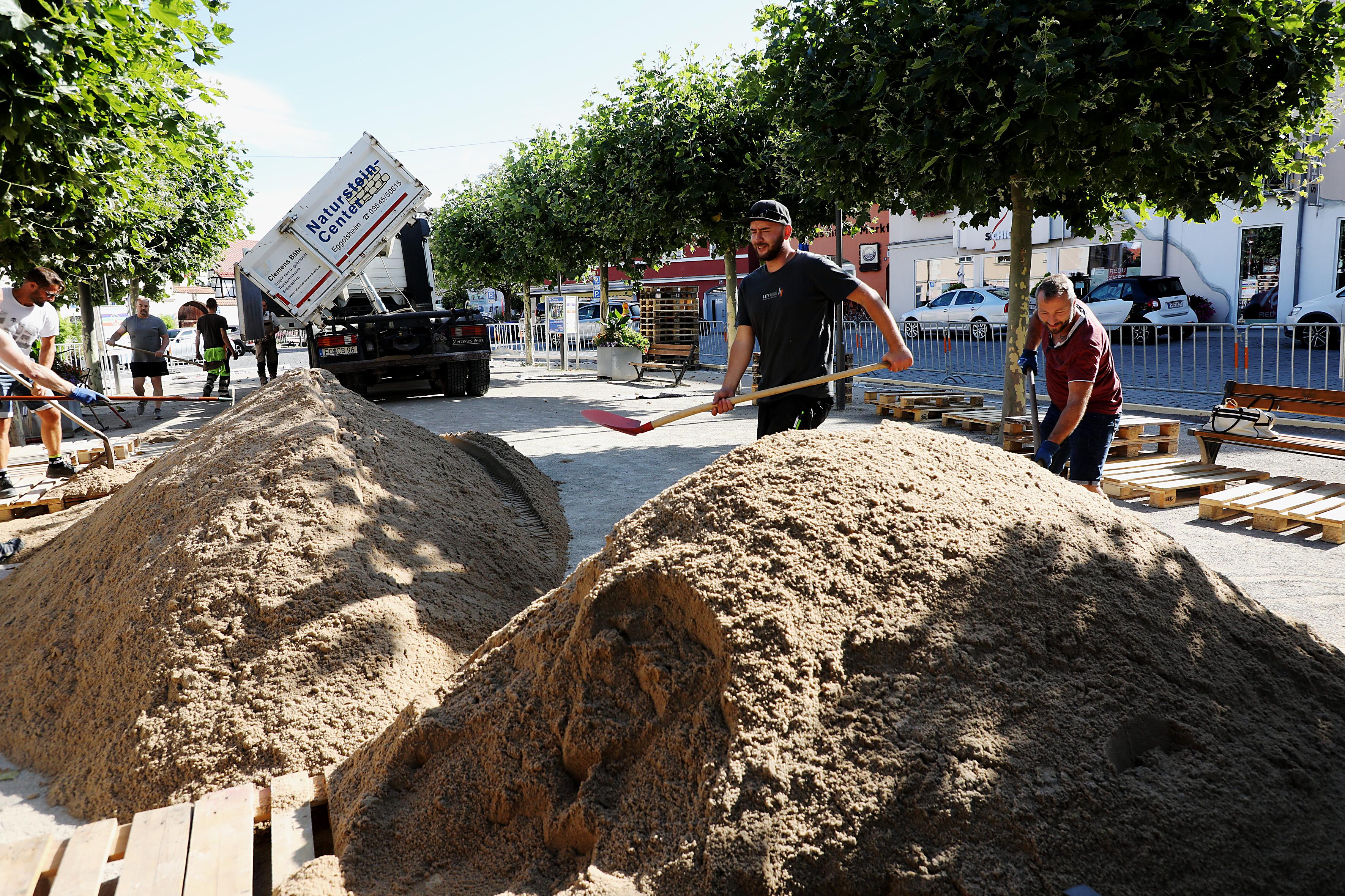 Von 17 bis 24 Uhr können die Besucher bald täglich in den rund 40 Liegestühlen entspannen und alkoholfreie Getränke, Bier und kalte Cocktails genießen. Kleine Snacks aus der hauseigenen Trattoria gibt es natürlich auch.