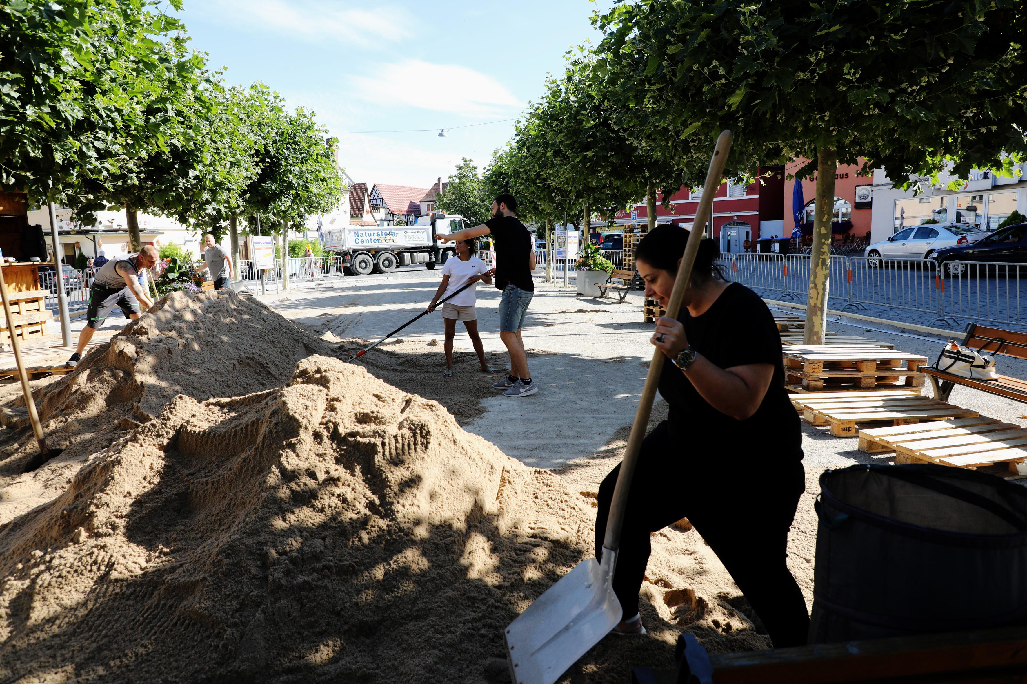 Hinter dem Stadtstrand-Konzept, der bis Freitag, 31. Juli, fertig sein und am Samstag , 1. August, offiziell eröffnet werden soll, steht Antonella Pileio, Chefin der beliebten Trattoria gleich gegenüber. Zusammen mit der Forchheimer Agentur JungAdler hat sie den Strand aus der Taufe gehoben - und legt selbst Hand an.