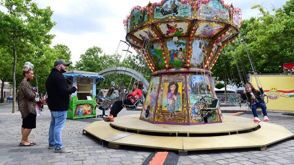 Nebenan, auf der Kleinen Freiheit, findet sich ein wechselndes kleines Angebot an Buden und Ständen, dazu ein Kinderkarussell. Auch am nahen Bahnhofplatz haben die Schausteller Raum für ihre Spezialitäten bekommen.