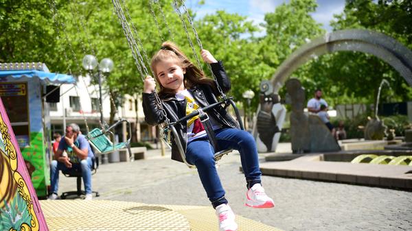 Am Paradiesbrunnen wartet momentan das Kinder-Kettenkarussell auf junge Besucher.