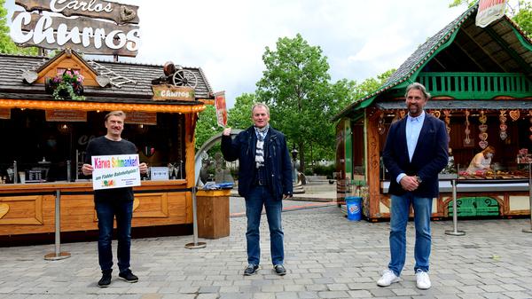 Im Mai eröffneten Schausteller und Marktkaufleute zusammen mit Wirtschaftsreferent Horst Müller (Mitte) das Kärwa-Eck.