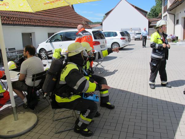 Am bisher heißesten Tag des Jahres ist als Atemschutz-Gerätträger jeder Schatten recht.