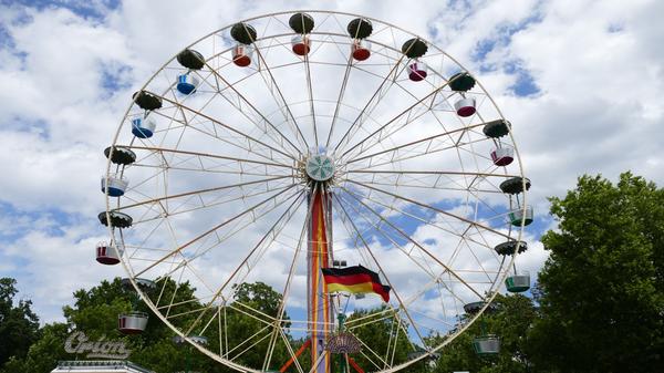 Die Stadt Fürth will Schaustellern in der kirchweihfreien Corona-Zeit helfen: Noch bis Oktober ist auf der Kleinen Freiheit und am Paradiesbrunnen ein wechselndes Angebot an Buden und Ständen zu finden, auch ein Kinderkarussell gehört meist dazu. Das Riesenrad ist jetzt hinzugekommen.