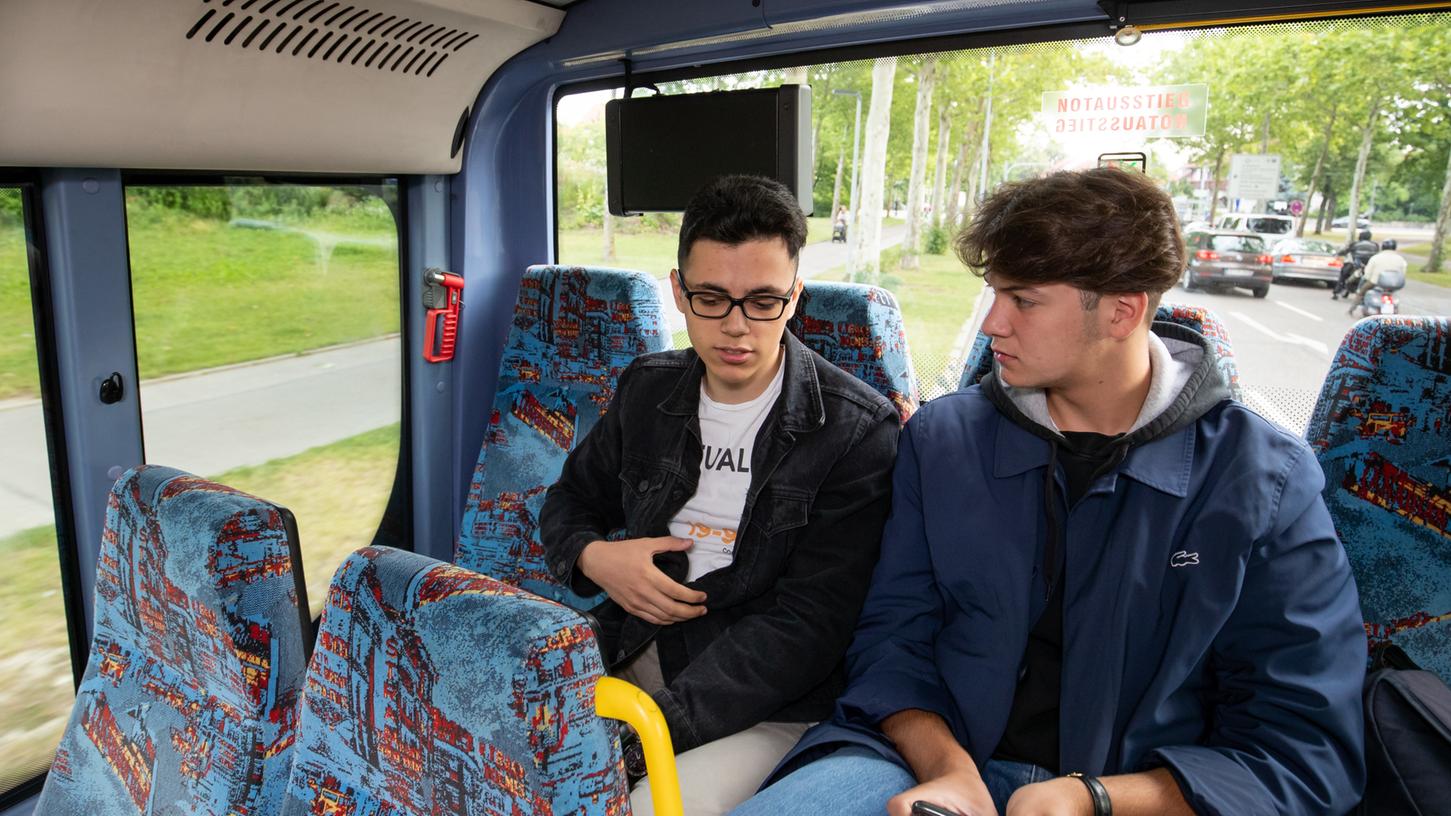 Viele Schülerinnen und Schüler nutzen den öffentlichen Verkehr um zum Unterricht zu kommen.