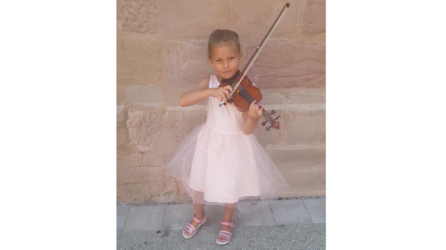 Im Hof des Alten DG durfte Alice Brunner aus Schwabach bereits ihr Können zeigen. Das Mädchen ist mit fünf Jahren sehr jung für ihr anspruchsvolles Instrument. Im Hof des Alten DG durfte Alice Brunner aus Schwabach bereits ihr Können zeigen. Das Mädchen ist mit fünf Jahren sehr jung für ihr anspruchsvolles Instrument.