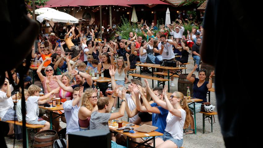 Stimmung bis unters Dach: LaBrassBanda rocken Nürnbergs Biergärten