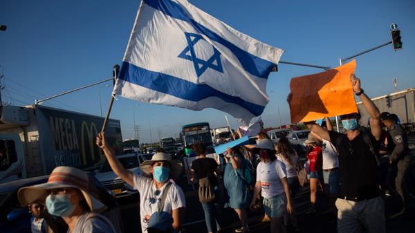 Israel galt zu Beginn der Coronapandemie als Musterland, die Infektionszahlen waren niedrig. Derzeit steigen sie jedoch wieder rasant an, weshalb das Land vom Auswärtigen Amt sowie dem Robert-Koch-Institut als Risikoland eingestuft wurde. Auch für weitere Länder des Nahen Ostens wie Libanon, Iran oder Irak gibt es Reisewarnungen. Reisende, die aus einem der betroffenen Länder zurückkehren, müssen sich ab Anfang August verpflichtend einem Corona-Test unterziehen. Dieser Test wird laut Bundesgesundheitsminister Jens Spahn kostenlos sein. Wer aus einem Risikogebiet in den Freistaat einreist, ist zudem verpflichtet, sich bei seinem Gesundheitsamt zu melden. Wer keinen negativen Test vorweisen kann, muss 14 Tage in häusliche Quarantäne. Eine Testpflicht für Rückkehrer aus Nicht-Risikogebieten ist derzeit nicht im Gespräch.