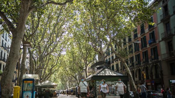 Wegen des starken Anstiegs der Corona-Infektionen in Spanien rät das Auswärtige Amt nun von touristischen Reisen in mehrere Regionen des beliebtesten Urlaubslands der Deutschen ab. Betroffen sind Katalonien mit der Touristenmetropole Barcelona und den Stränden der Costa Brava sowie die westlich davon im Landesinneren liegenden Regionen Aragón und Navarra. Die Regionen Aragón, Katalonien und Navarra gelten für das Corona-Krisenmanagement in Deutschland seit dem 31. Juli nun auch als Risikogebiete.