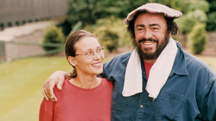 Mit seiner Jahrhundertstimme und einzigartigen Ausstrahlung eroberte Pavarotti die Bühnen der Welt und Millionen Herzen im Sturm. Mit seiner unverwechselbaren Stimme brachte er es zu Weltruhm, den er später für seine zahlreichen Benefizprojekte nutzte. 2007 starb Pavarotti im Alter von 71 Jahren an Bauchspeicheldrüsenkrebs. In Interviews kommen seine Familie, namhafte Kollegen sowie Fans des Weltstars aus Modena zu Wort. Anhand privater, bislang nie veröffentlichter Aufnahmen zeichnet Oscar-Gewinner Ron Howard ("A Beautiful Mind") das intime Porträt eines faszinierenden Mannes und unvergesslichen Ausnahmekünstlers. Der Film konzentriert sich hauptsächlich auf die positiven Seiten des Italieners und sorgt so für viel gute Laune mit einigen melancholischen Momenten. Ein gefälliger Dokumentarfilm, der nicht nur was für Freunde der Oper ist! "Pavarotti" ist ab 29. August verfügbar auf Prime Video.