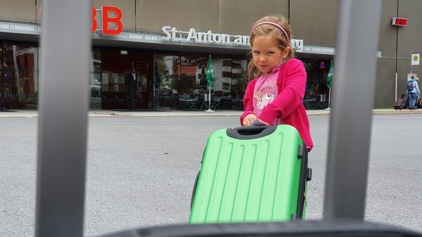 Leichter geht die Anreise kaum - in gut viereineinhalb Stunden ab Nürnberg landet man am Bahnhof St. Anton mitten im Ortskern. Im Ski-Eldorado St. Anton gibt es gerade im Sommer auch stille Ecken rund um den Ort, wo Wanderer und E-Biker weitestgehend unverbaute Natur und abgeschiedene Hütten finden. Hier unsere Tipps für Euch im Bild.
