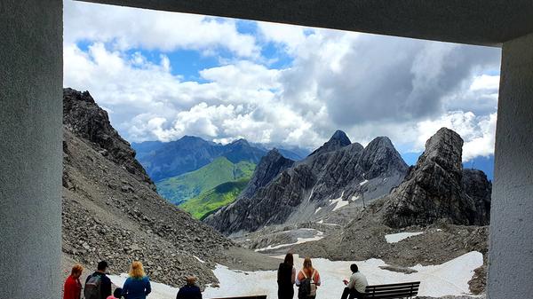Auf der Bergstation von Valluga I kann man direkt ins Schneefeld wandern und von hier aus eine Höhenwanderung machen.